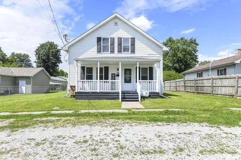 126 W Mill St, Girard, IL 62640