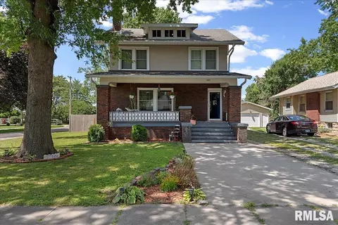 727 W Poplar St, Taylorville, IL 62568