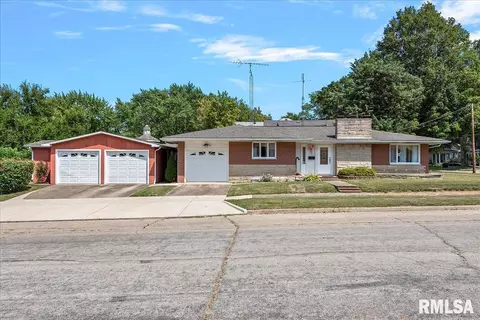 12 S Maple St, Pana, IL 62557