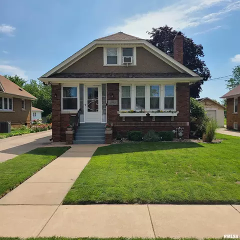 1055 Brown Ave, Galesburg, IL 61401