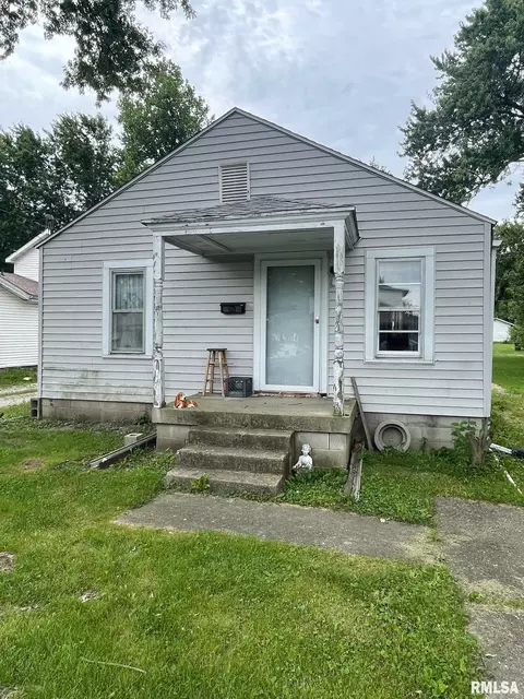 1110 W England St, Taylorville, IL 62568