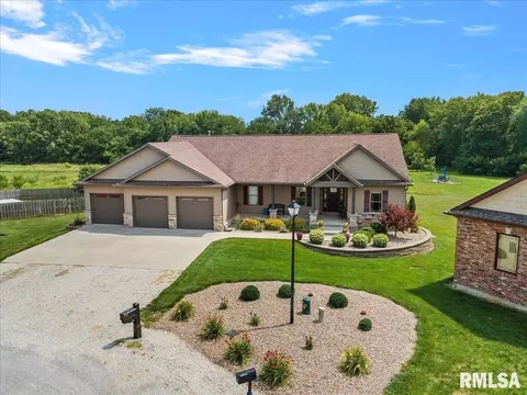 215 Hillcrest Dr, Mechanicsburg, IL 62545