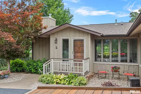 2 St Andrews Dr, Jacksonville, IL 62650