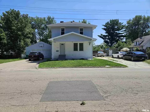 668 W North St, Galesburg, IL 61401