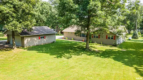 15759 N Lake Rd, Girard, IL 62640