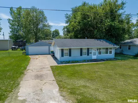 2058 Mcmasters Ave, Galesburg, IL 61401