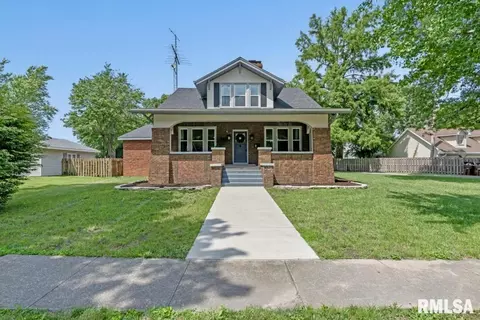 121 W Hill St, Virden, IL 62690