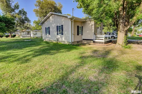 1221 W Elm St, Taylorville, IL 62568