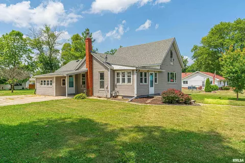 805 S Spruce St, Delavan, IL 61734