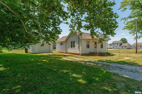 245 W Monroe St, Greenview, IL 62642