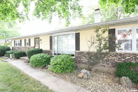 405 W 1st St, Stonington, IL 62567