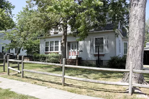 516 W Washington St, Girard, IL 62640