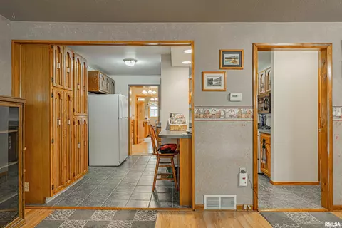 108 E Harry St, Mount Pulaski, IL 62548 photo 5