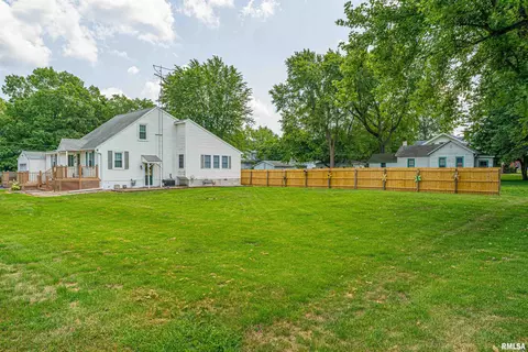 108 E Harry St, Mount Pulaski, IL 62548 photo 2
