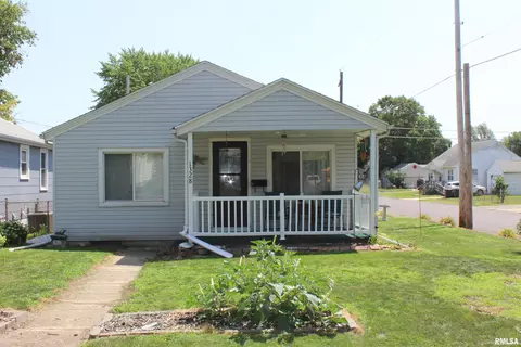 1328 S 6th St, Pekin, IL 61554