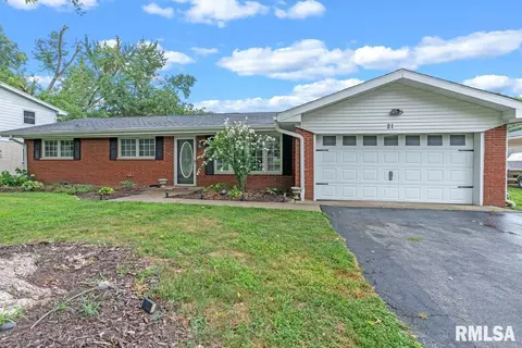 21 Birch Dr, Chatham, IL 62629