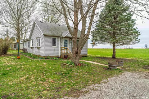 303 Davis St, Elkhart, IL 62634