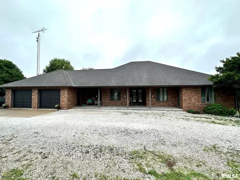 1 Buckhorn Cir, Jacksonville, IL 62650