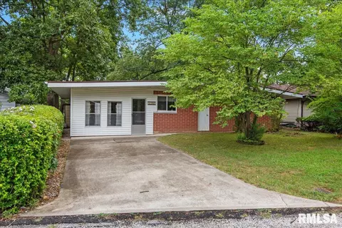 16106 Dogwood Ln, Girard, IL 62640