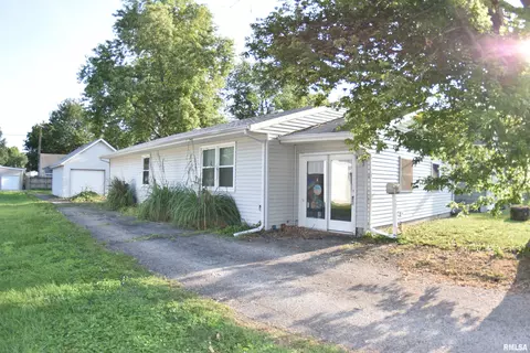 209 E Adams St, Auburn, IL 62615