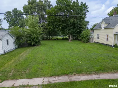 837 Mulberry St, Galesburg, IL 61401
