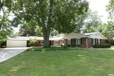 1572 N West St, Galesburg, IL 61401