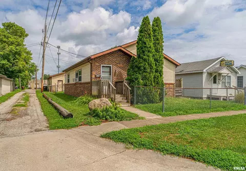 626 S Walnut St, Lincoln, IL 62656