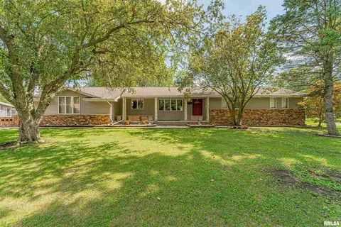 1311 E Pine St, Mason City, IL 62664