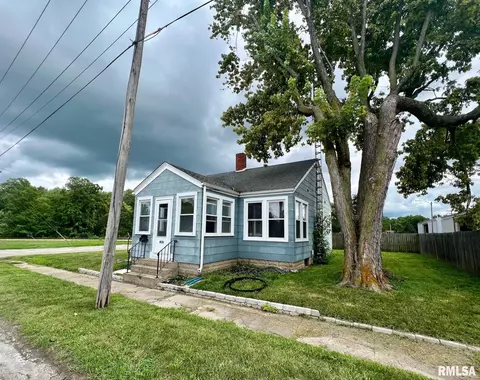 222 E Jackson St, Petersburg, IL 62675