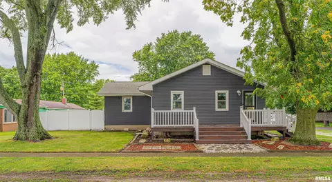 401 S Gillett St, Elkhart, IL 62634