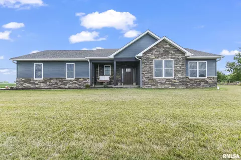 1016 Centre Dr, Petersburg, IL 62675