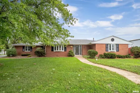 515 W Pearl St, Staunton, IL 62088