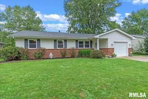 827 Cypress Dr, Chatham, IL 62629