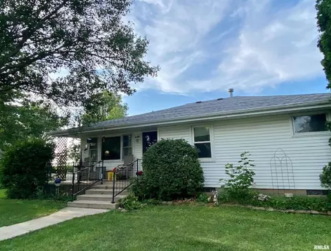 201 E Chestnut St, Hartsburg, IL 62643