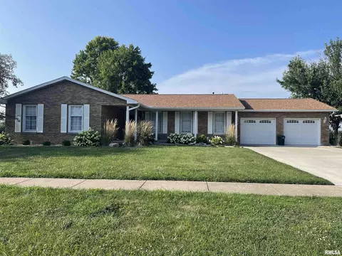 319 E Heights Ave, Taylorville, IL 62568