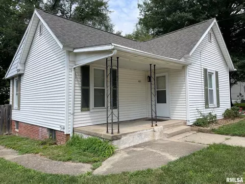 807 N 7th St, Riverton, IL 62561