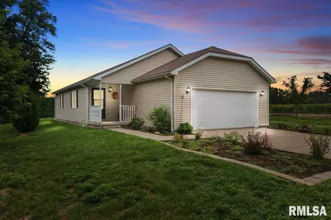 7 W Faithorn St, Divernon, IL 62530
