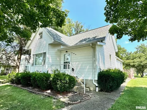 1042 N Fayette St, Jacksonville, IL 62650
