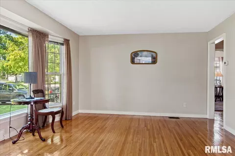 2308 S Pasfield St, Springfield, IL 62704 photo 3