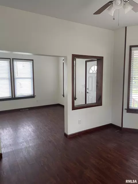 896 E State St, Jacksonville, IL 62650 photo 7