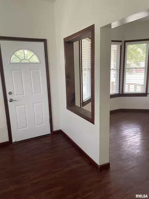 896 E State St, Jacksonville, IL 62650 photo 5