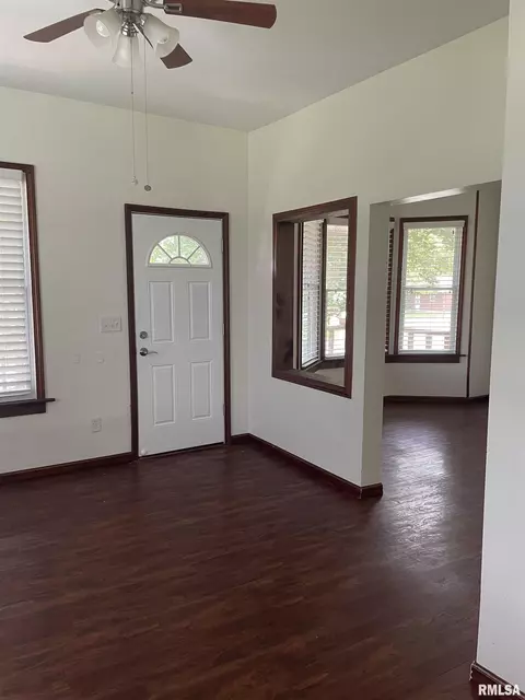 896 E State St, Jacksonville, IL 62650 photo 3