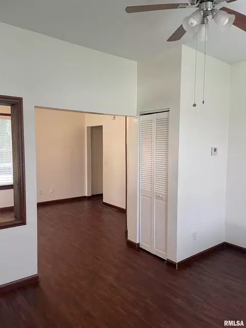 896 E State St, Jacksonville, IL 62650 photo 9