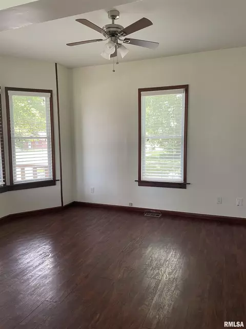 896 E State St, Jacksonville, IL 62650 photo 6
