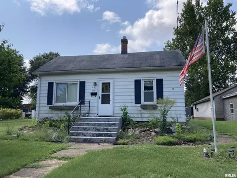 621 3rd St, Lincoln, IL 62656