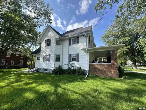 318 Maple Ave, Galesburg, IL 61401