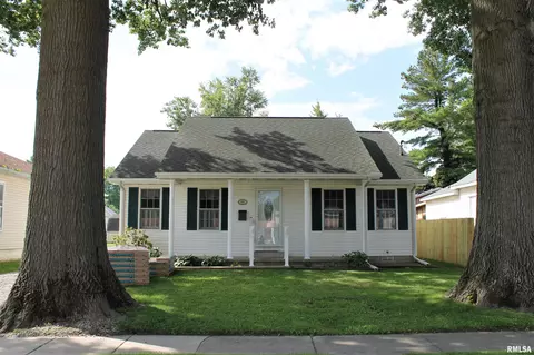 616 E Main Cross St, Taylorville, IL 62568
