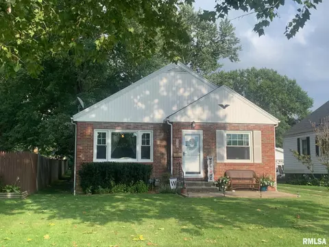 1130 S Clay Ave, Jacksonville, IL 62650