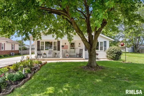 421 Lewis St, Dawson, IL 62520