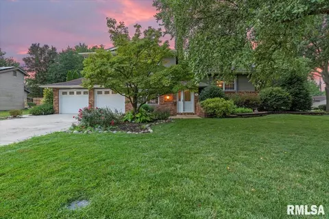 305 Melody Ln, Virden, IL 62690